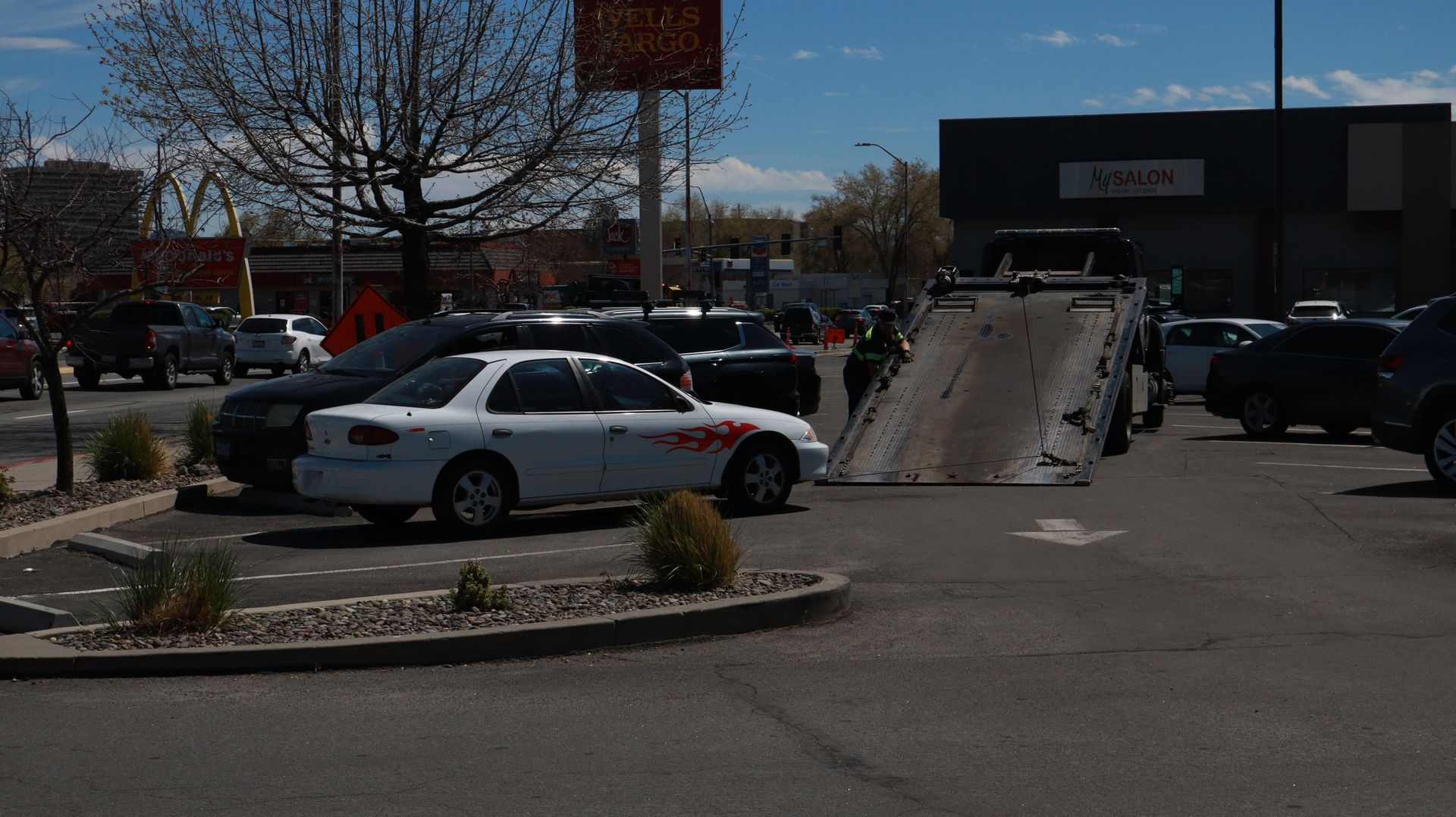 Deadbeat's car getting towed